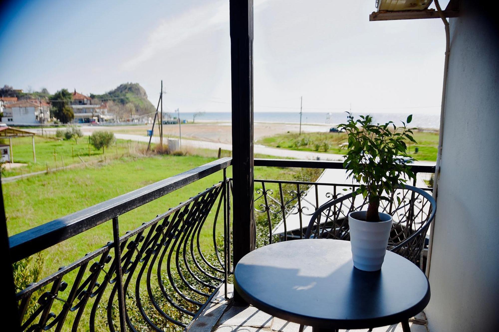 Room Nine 9 Beachfront Apartments Nea Kallikrateia Buitenkant foto