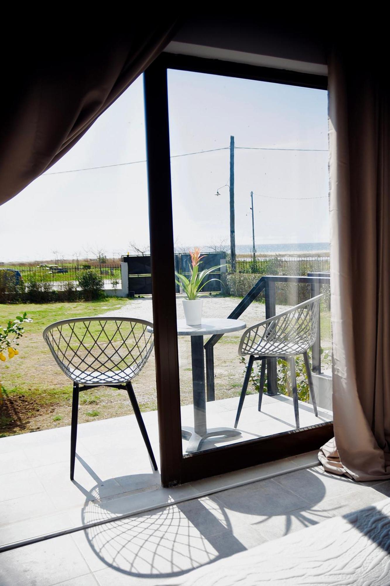 Room Nine 9 Beachfront Apartments Nea Kallikrateia Buitenkant foto